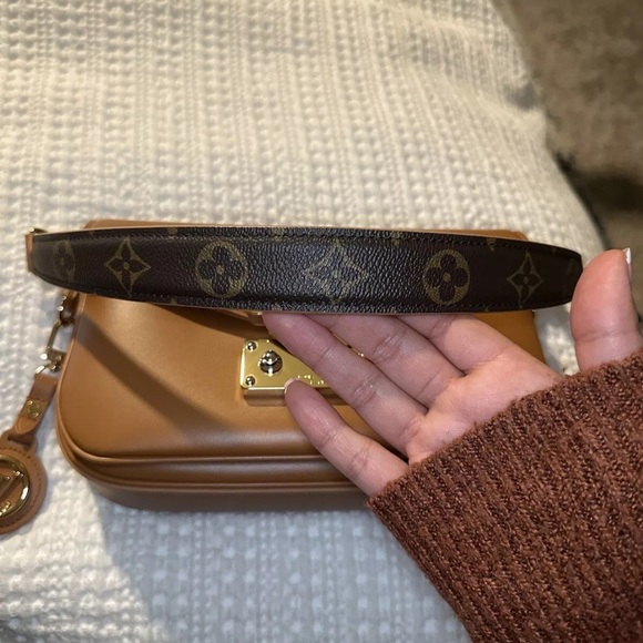 Louis Vuitton Swing shoulder/handbag with charm - Picture 7 of 11